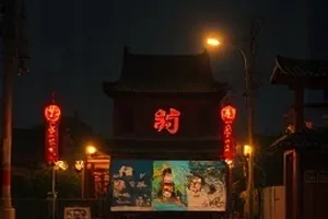 白昼候车室封面，正午阳光穿过候车室玻璃窗的长影
